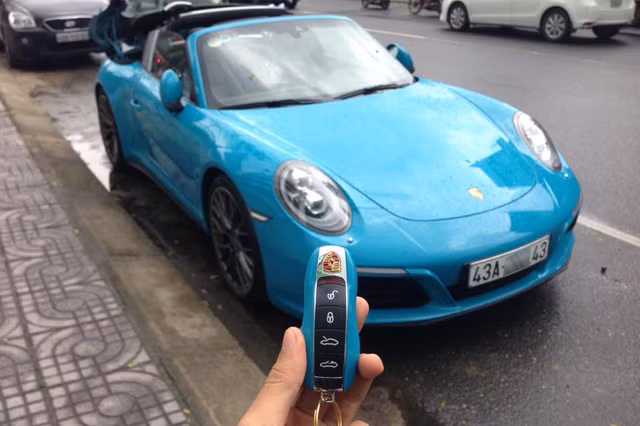 Còn nhớ, tại Triển lãm ôtô Quốc tế Việt Nam (VIMS) diễn ra vào tháng 10/2016, Porsche Việt Nam từng mang tới sự kiện dàn xe hùng hậu nhất của mình để ra mắt người tiêu dùng Việt Nam và trong đó có cái tên Porsche 911 Targa 4.