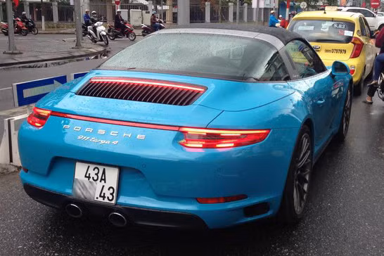 Những hình ảnh về chiếc siêu xe thể thao Porsche 911 Targa 4 màu xanh Lemans độc nhất Việt Nam của tay chơi sống tại Đà Nẵng xuất hiện trên mạng nhanh chóng thu hút sự quan tâm của nhiều người, đặc biệt là giới chơi xe tại dải đất hình chữ S.