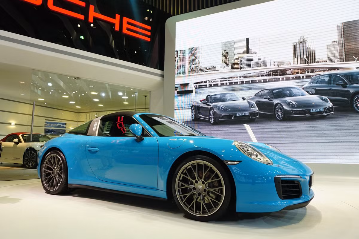 Tại thị trường Việt Nam, để sở hữu chiếc siêu xe thể thao mui trần 911 Targa 4 được nhập khẩu chính hãng, vị đại gia tại Đà Nẵng này sẽ phải bỏ số tiền không hề nhỏ, khoảng hơn 8 tỷ đồng.