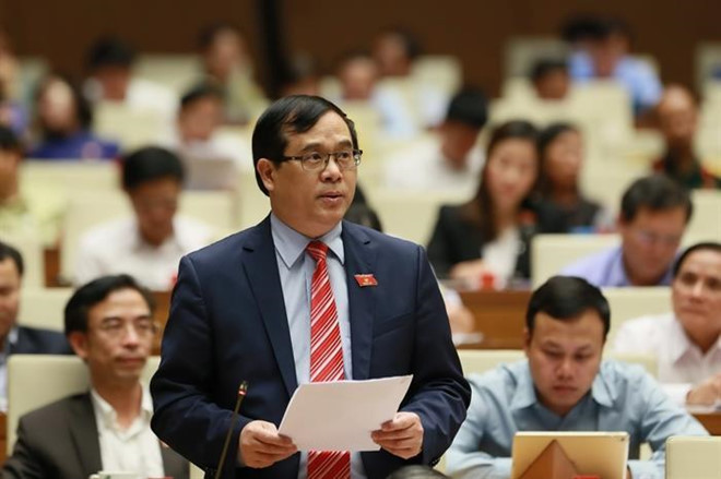 Thu phi chia tay khi xuat canh: Du luan gay gat phan ung the nao?