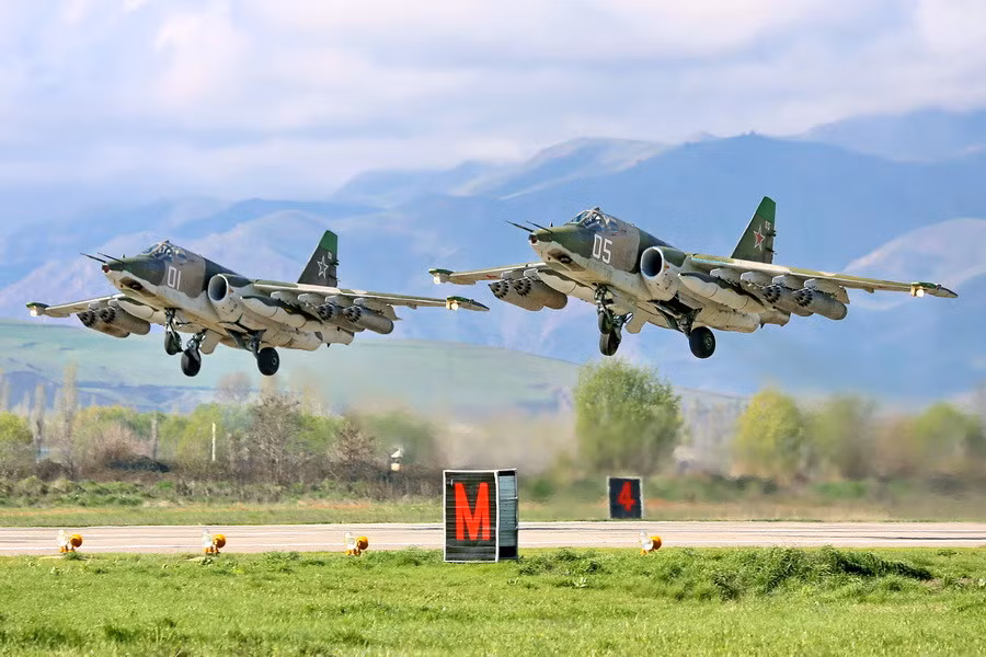 Dù là cuộc tập trận chống khủng bố, tuy nhiên việc huy động nhiều vũ khí khí tài hạng nặng của Quân đội Nga và Tajikistan cho thấy có vẻ như chỉ huy hai nước “hơi bị quá tay”. Bởi dẫu sao, để tiêu diệt một nhóm khủng bố trong vùng lãnh thổ của chính họ không phải là điều khó khăn mà phải huy động đông đảo lực lượng vũ trang tới vậy. Nguồn ảnh: Arm-Expo