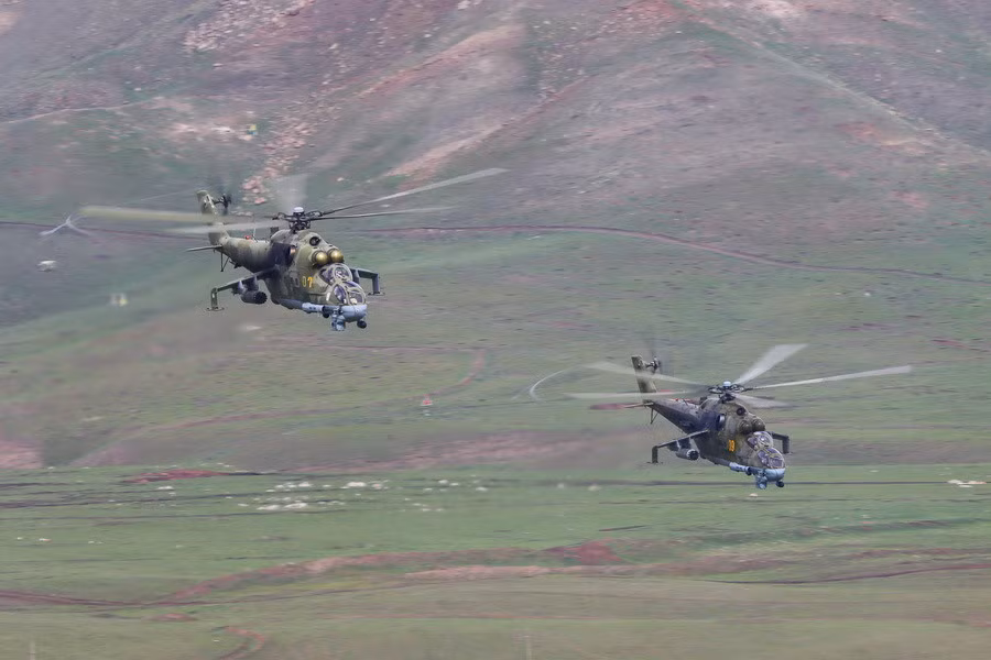 Trực thăng săn tăng Mi-24P được triển khai để yểm trợ cho nhóm quân bộ. Nguồn ảnh: Arm-Expo