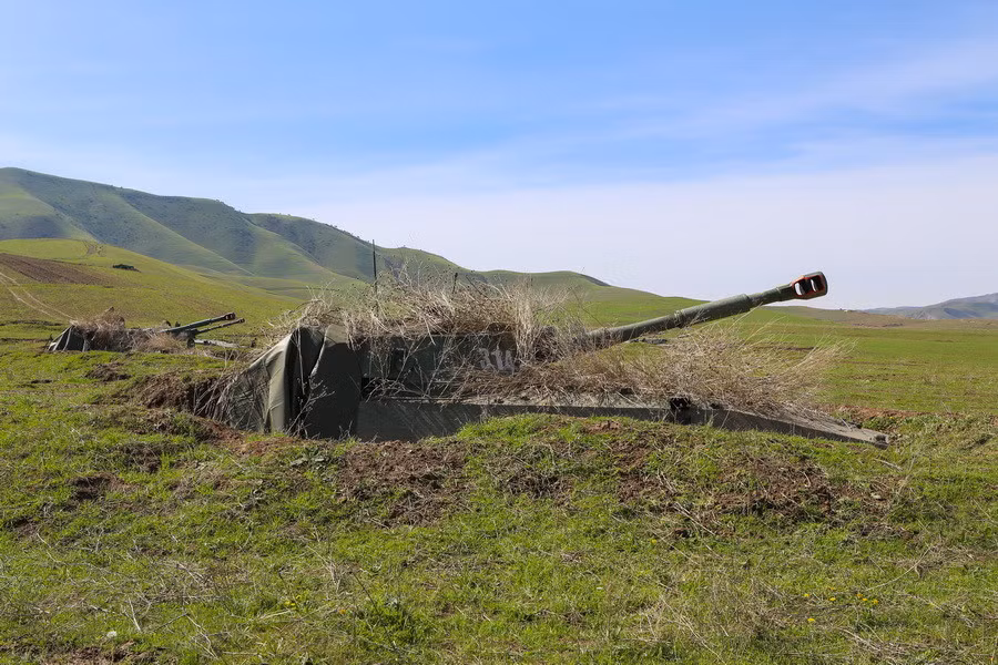 Pháo tự hành 2S1 “núp lùm” sẵn sàng nhả đạn tiêu diệt khủng bố. Nguồn ảnh: Arm-Expo