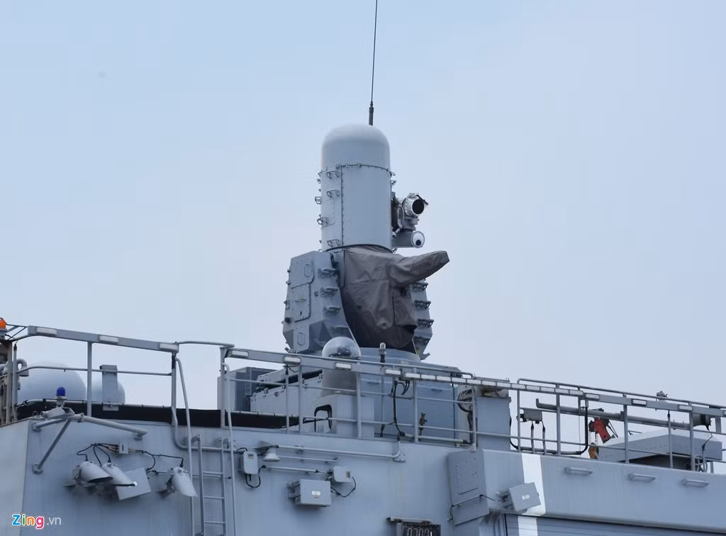 …và tổ hợp pháo cao tốc CIWS Phalanx. Nguồn ảnh: Zing