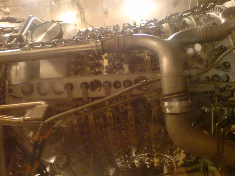 Chiến hạm được trang bị hệ thống động lực kết hợp tuốc bin khí LM2500 và diesel MTU cung cấp tổng công suất gần 40.000 mã lực. Nguồn ảnh: Wikipedia