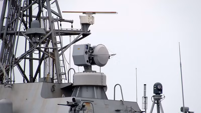 Cận cảnh hệ thống điều khiển hỏa lực 9LV 453 trên HMNZS Te Kaha (F77). Nguồn ảnh: Wikipedia