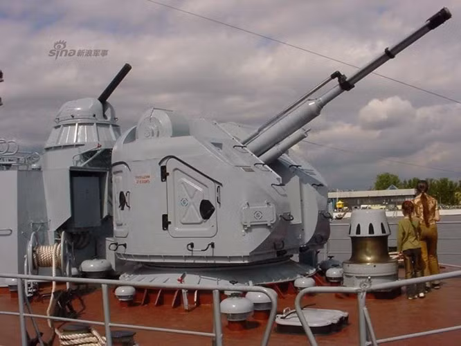 Radar MP-123 hay còn gọi là hệ thống điều khiển hỏa lực MP-123 được thiết kế để chỉ thị mục tiêu cho nhiều tổ hợp vũ khí trên hạm, ví dụ như pháo hạm AK-100, AK-176, AK-230, AK-630M, AK-726, A-190 và các hệ thống pháo phản lực 122-140mm HPO-MC. Nguồn ảnh: Wikipedia