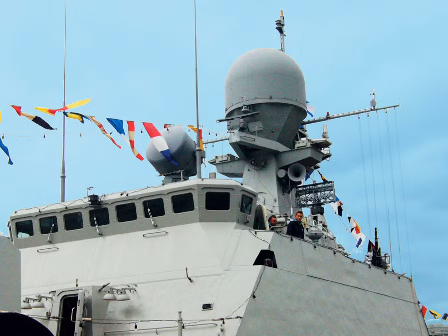 Trong các đề tài đạt kết quả tốt bước đầu đó, đáng lưu ý là hệ thống radar MP-123. Đây là trang bị cảm biến cơ bản trên hầu hết các tàu chiến mới của Hải quân Nhân dân Việt Nam hiện nay. Trong ảnh, anten hình cầu dài trên nóc đài chỉ huy là thành phần thuộc tổ hợp radar MP-123. Nguồn ảnh: Concern-Agat