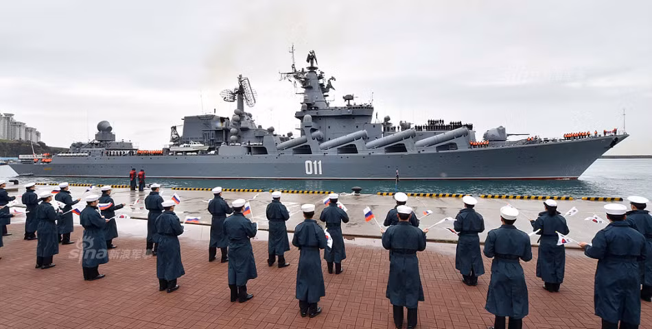 Con tàu này còn được mệnh danh là "sát thủ chống tàu sân bay" với bộ vũ khí 16 tên lửa hành trình siêu thanh P-1000 Vulcan có tầm phóng 500-700km, có thể mang đầu đạn hạt nhân. Thế cho nên việc nó được điều tới Hàn Quốc khiến người ta không thể không liên tưởng, phỏng đoán khi nhóm tàu sân bay Mỹ đang tới gần bán đảo Triều Tiên. Nguồn ảnh: Sina