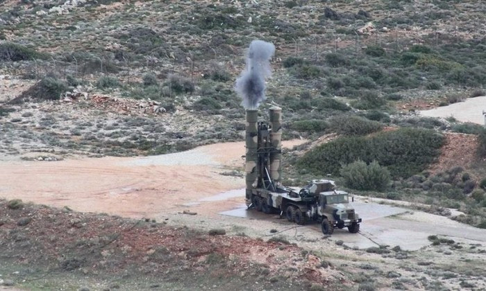 "Và trên hết, điều này làm tăng phạm vi tác chiến từ 150 lên 200 km, nhờ đó hệ thống phòng không đặt tại Crete có thể bao phủ sân bay Dalaman đối diện Rhodes”.