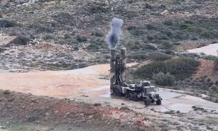 "Và trên hết, điều này làm tăng phạm vi tác chiến từ 150 lên 200 km, nhờ đó hệ thống phòng không đặt tại Crete có thể bao phủ sân bay Dalaman đối diện Rhodes”.