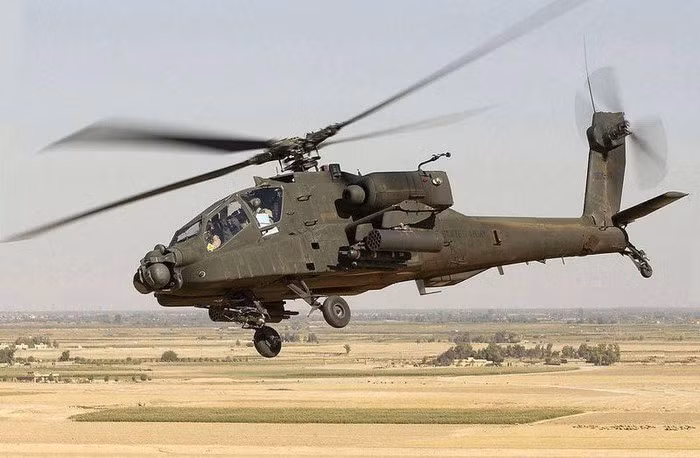 Vị trí đầu tiên trong bảng xếp hạng là AH-64D Apache của Mỹ với tốc độ tối đa 365 km/h. Đây là loại trực thăng tấn công chủ lực của lục quân Mỹ từ những năm 1980, được đưa vào sản xuất từ năm 1984. Tốc độ bay hành trình của nó là 265 - 270 km / h.
