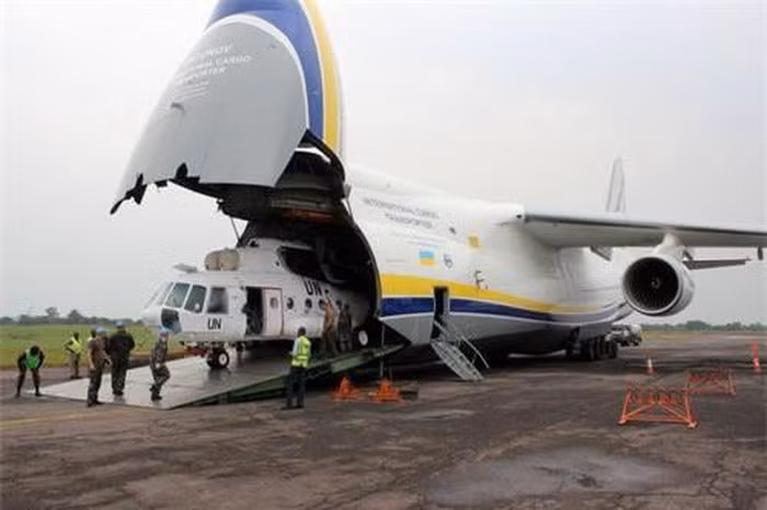 Máy bay vận tải An-124 cất cánh lần đầu năm 1982, hơn 40 chiếc hiện đang hoạt động (26 máy bay phiên bản dân sự và 10 đơn hàng ở thời điểm tháng 8/2006) tại Nga, Ukraine, UAE và Libya.