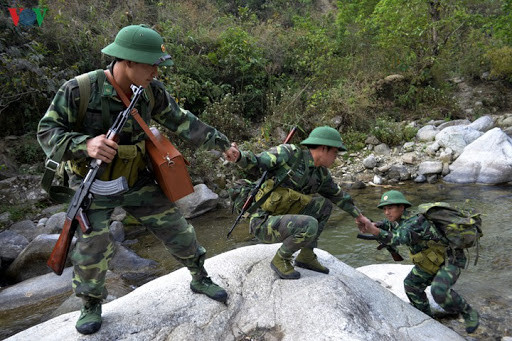 Với địa hình rộng và hiểm trở, cùng với đó là tính manh động của tội phạm, nhất là tội phạm ma túy; trong khi đó lực lượng BĐBP còn mỏng, đời sống của cán bộ, chiến sĩ ở nhiều khu vực còn gặp khó khăn, vất vả, thiếu thốn;... Ảnh: VOV.
