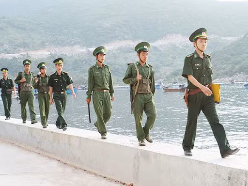 Không chỉ đối mặt với các tổ chức tội phạm đưa hàng cấm vào Việt Nam, trong những năm qua, việc buôn bán người và đưa người trái phép qua biên giới cũng là vấn đề nổi cộm; BĐBP đã triệt phá nhiều đường dây tổ chức đưa phụ nữ Việt Nam mang thai sang Trung Quốc sinh con, sau đó bán trẻ sơ sinh và tổ chức cho người khác xuất cảnh trái phép. Bên cạnh đó là các tổ chức, cá nhân tìm mọi cách buôn lậu hàng cấm cũng như các loại hàng hóa khác qua biên giới. Ảnh: TTXVN.