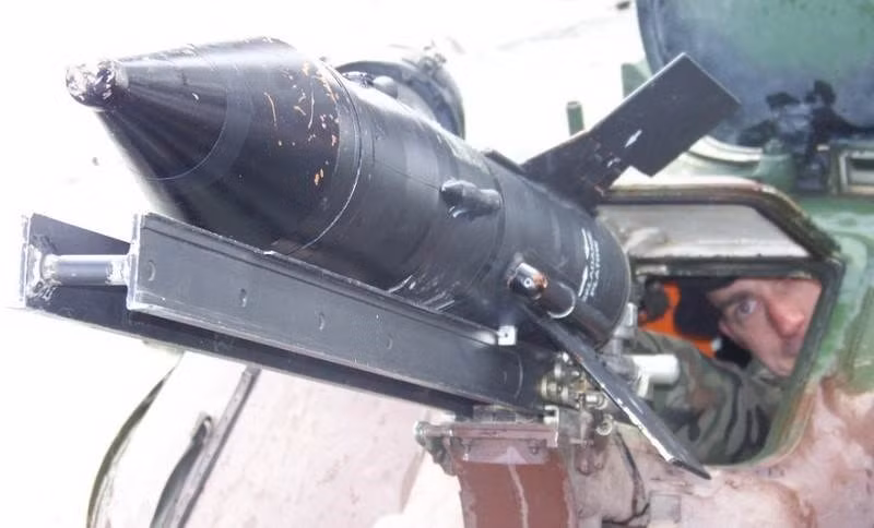 Trên BMP-1, việc tái nạp đạn AT-3 thông qua một cửa nhỏ ở trên tháp pháo, còn trên xe chiế đấu của IS thì đơn giản là vác lên và lắp vào mà thôi. Nguồn ảnh: HAWK 26