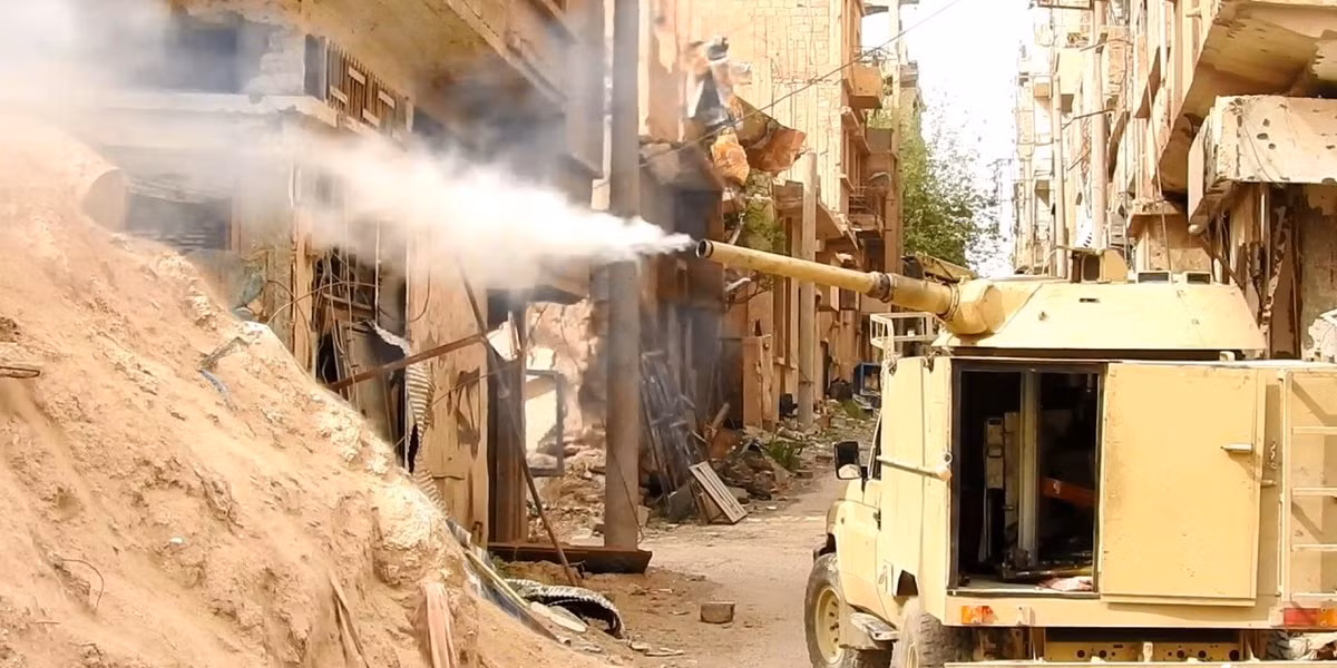 Mặc dù việc lắp tháp pháo của phương tiện chiến đấu này lên khung gầm khác khiến người ta nghi ngờ tính khả thi. Tuy vậy, các hình ảnh của IS đã chứng minh rằng chúng hoàn toàn khả thi. Trong ảnh, xe chiến đấu bộ binh khung Toyota lắp tháp pháo BMP-1 khai hỏa. Nguồn ảnh: SyriaL