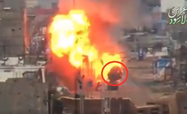 Chỉ trong 1-2 giây sau khi trúng đạn, chiếc T-55 bốc cháy khủng khiếp, tháp pháo bật tung khỏi thân bay ra ngoài. Nguồn ảnh: Youtube