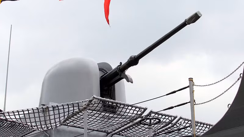 Với trường hợp Việt Nam, không loại trừ khả năng Mỹ có thể sẽ tháo hết vũ khí bao gồm cả pháo hạm Mk.75 76,2mm. Mặc dù vậy, chúng ta có thể sẽ không phải lo lắng lắm về việc tàu USCGC Morgenthau sẽ không còn là tàu chiến khi chẳng còn vũ khí bởi với trình độ công nghiệp đóng tàu quân sự của Việt Nam hiện nay, việc tự lắp lại vũ khí không phải là vấn đề quá khó khăn. Nguồn ảnh: Wikipedia