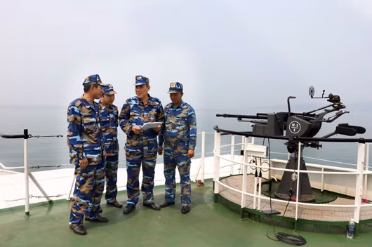 Việc đưa súng máy lên tàu để phòng thủ tầm cực gần là điều quá đơn giản. Trong ảnh, nghiệm thu việc lắp đại liên 14,5mm lên tàu Cảnh sát biển mới. Nguồn ảnh: Cảnh sát biển