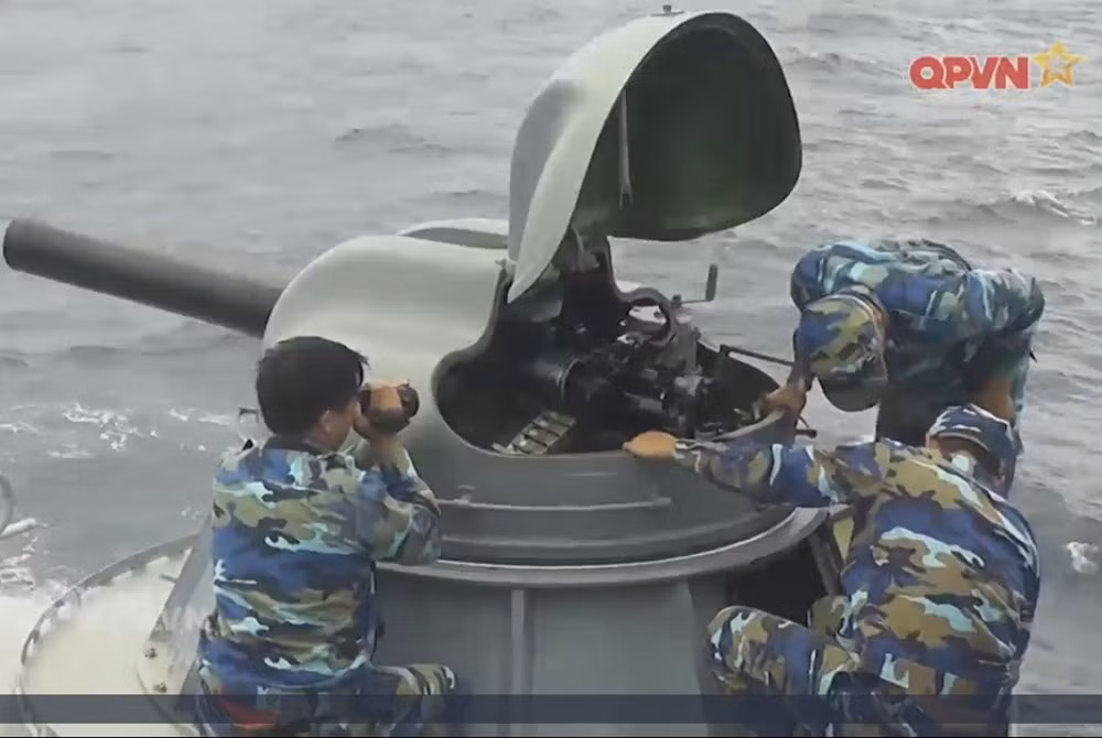 Hay tổ hợp pháo phòng không cao tốc AK-630M. Tất nhiên việc tích hợp các loại pháo này cũng khó khăn không kém như việc đưa tên lửa bởi các tổ hợp pháo đặc biệt này được dẫn bắn bằng các loại radar phức tạp. Nguồn ảnh: QPVN