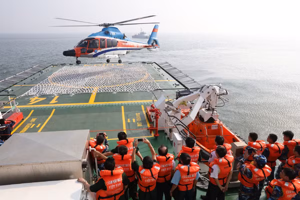 Đuôi tàu chiến Mỹ bán cho Việt Nam được thiết kế với hangar lớn cùng sân đáp cho nên việc đưa trực thăng tuần tra lên con tàu này không phải là điều khó với hải quân ta. Nguồn ảnh: Cảnh sát biển