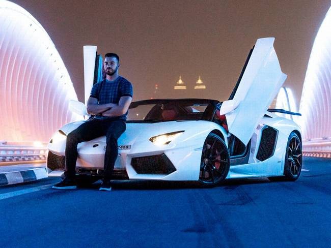 Sản phẩm mà chàng trai này bán chuyên phục vụ chăm sóc sắc đẹp cho nam và nữ cùng với các cuốn sách giáo dục. Anh tự kinh doanh với phương châm điều hành từ xa, từ bất cứ nơi đâu trên thế giới, và thường xuyên đi du lịch. 