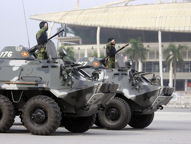 Chiến sỹ trong xe có thể sử dụng vũ khí bộ binh như AK-47 bắn ra bên ngoài. BTR-60 được trang bị một súng máy đa chức năng PKT.