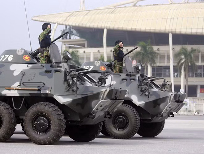 Chiến sỹ trong xe có thể sử dụng vũ khí bộ binh như AK-47 bắn ra bên ngoài. BTR-60 được trang bị một súng máy đa chức năng PKT.