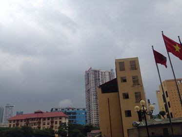 Cộng với việc ở khu vực Cầu Giấy có nhiều tòa nhà đang xây, gió lớn thổi mạnh khiến cát, bụi cùng với rác ở những tòa nhà này bị thổi tung ra ngoài gây nên cảnh tượng giống với lốc xoáy khi có bão lớn.