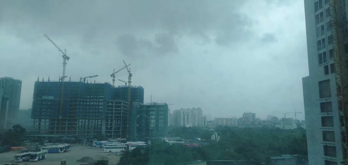 Đặc biệt, các chuyên gia còn khuyến cáo người dân không nên ra ngoài đường khi trời mưa bão để tránh những tai nạn đáng tiếc có thể xảy ra.