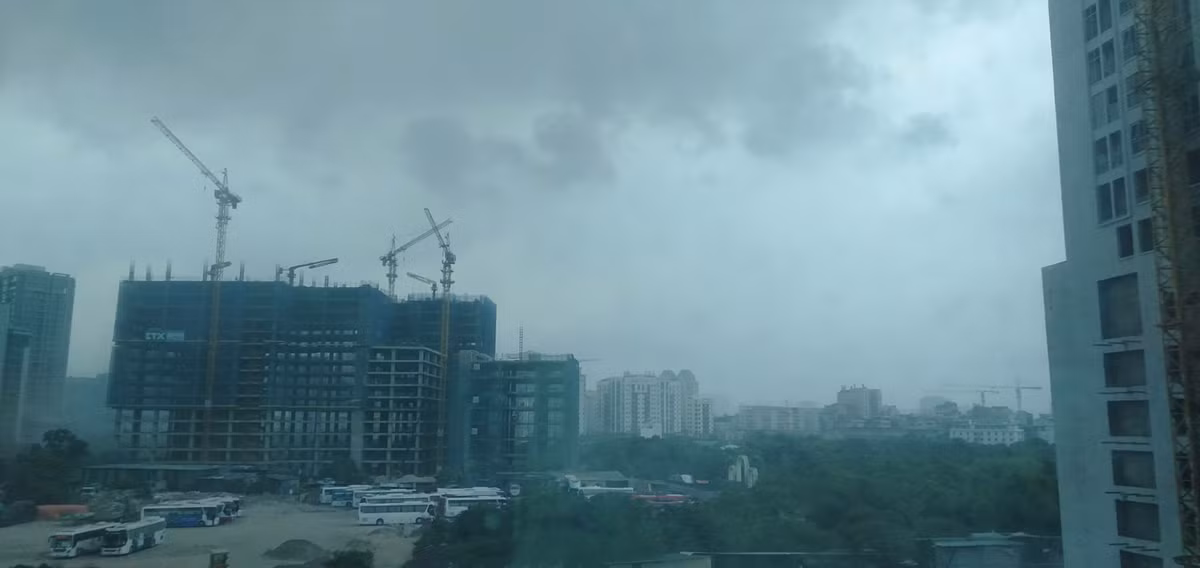 Đặc biệt, các chuyên gia còn khuyến cáo người dân không nên ra ngoài đường khi trời mưa bão để tránh những tai nạn đáng tiếc có thể xảy ra.