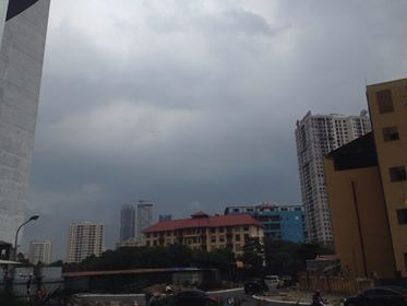 Hình ảnh bầu trời đang quang sáng bỗng dưng tối sầm lại được PV ghi nhận vào trưa 18/9.
