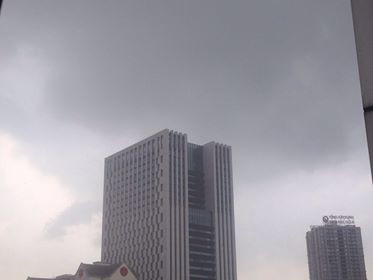 Cơn mưa vào trưa 18/9, không lớn và cũng không kéo dài. Tuy nhiên, theo dự báo thời tiết từ Trung tâm dự báo khí tượng thủy văn Trung ương thì chiều và đêm Hà Nội sẽ có mưa dông vài nơi.