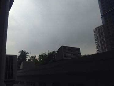 Nhiều khu vực, trời tối như khi về chiều khiến người dân thích thú, ghi lại cảnh tượng thiên nhiên hiếm thấy này.