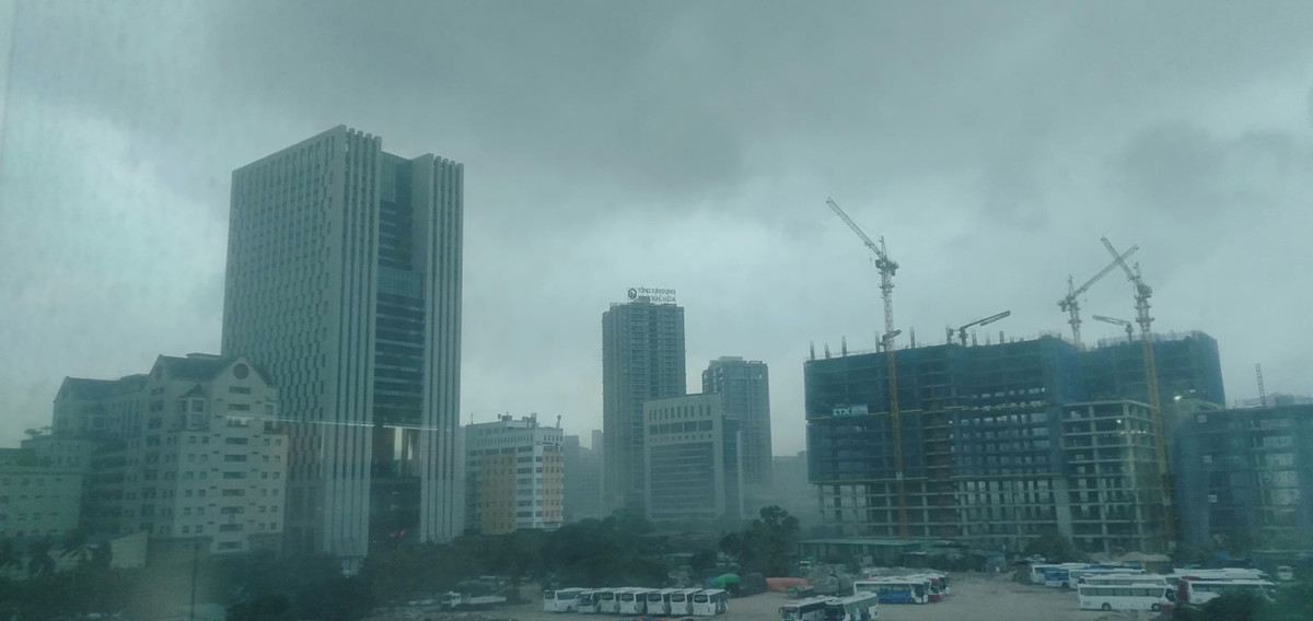 Video: “Loc xoay” bat thuong o Ha Noi, rac bui tung troi