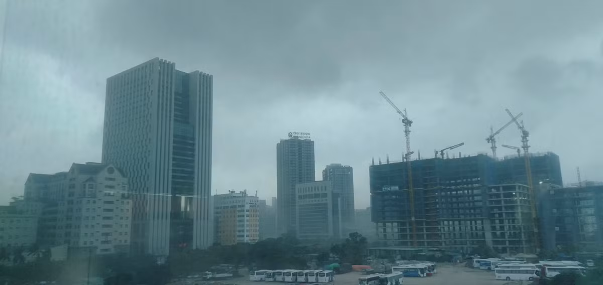 Video: “Loc xoay” bat thuong o Ha Noi, rac bui tung troi