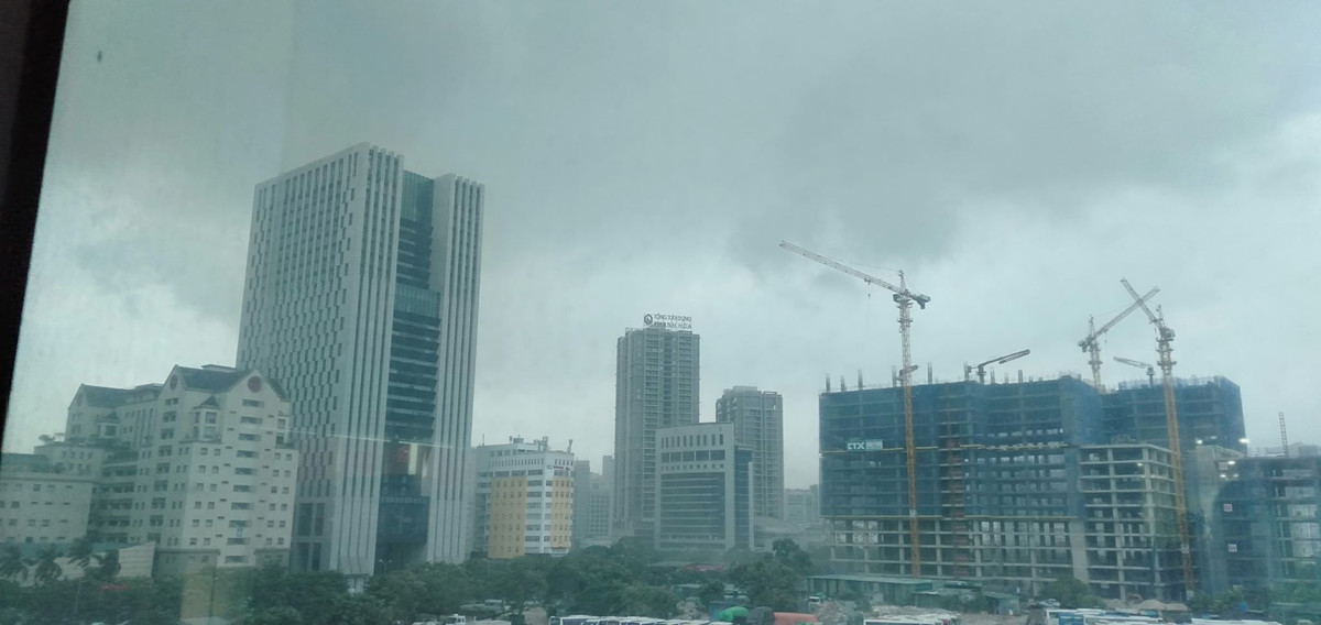 Vì vậy, người dân khi đi ra đường cần chuẩn bị các biện pháp phòng, tránh mưa.