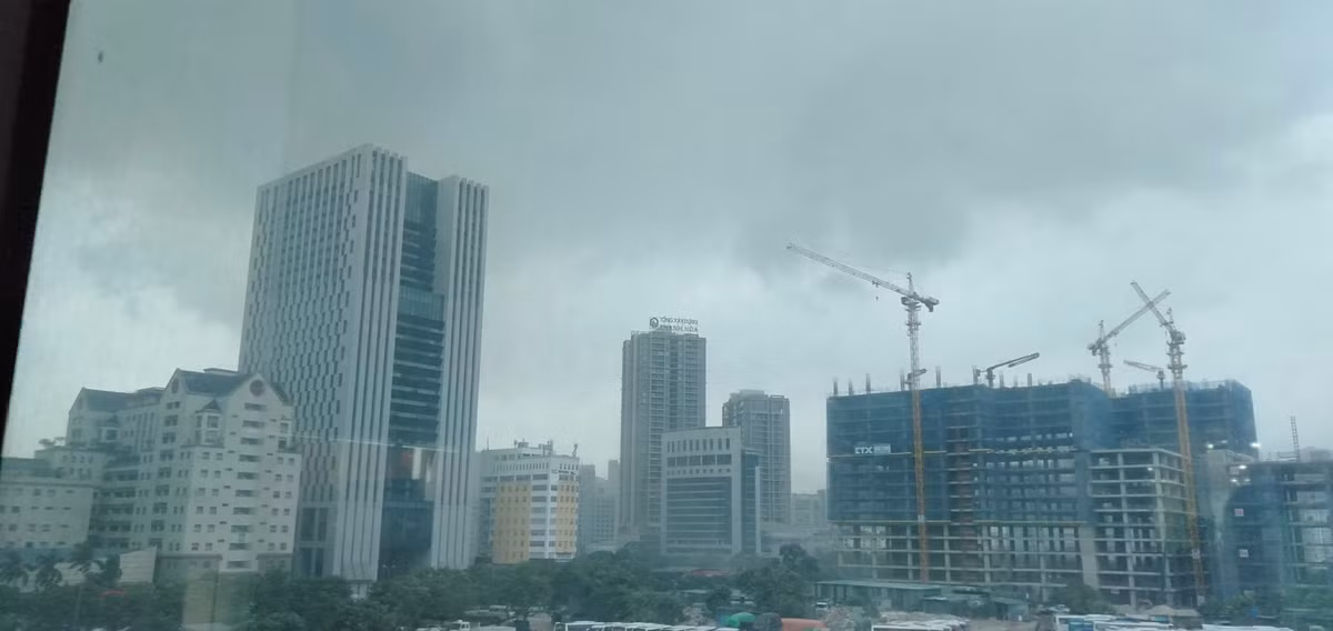 Vì vậy, người dân khi đi ra đường cần chuẩn bị các biện pháp phòng, tránh mưa.