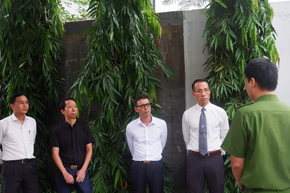 Lúc 7h25, cơ quan điều tra bắt đầu làm việc với gia đình cháu Long, các luật sư và tài xế Phiến. Ông Phiến lên cabin xe đưa đón bắt đầu thực nghiệm. Ngồi ghế bên cạnh bị can là một cảnh sát. Trong xe còn có đại diện VKS.