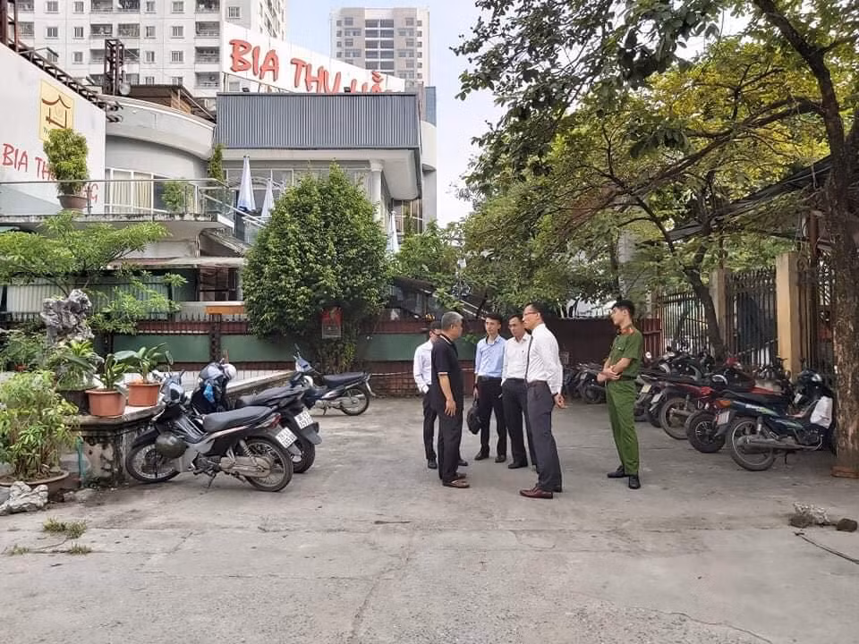 Luật sư bị hại hỏi ông Phiến về diễn biến hôm xảy ra vụ việc.