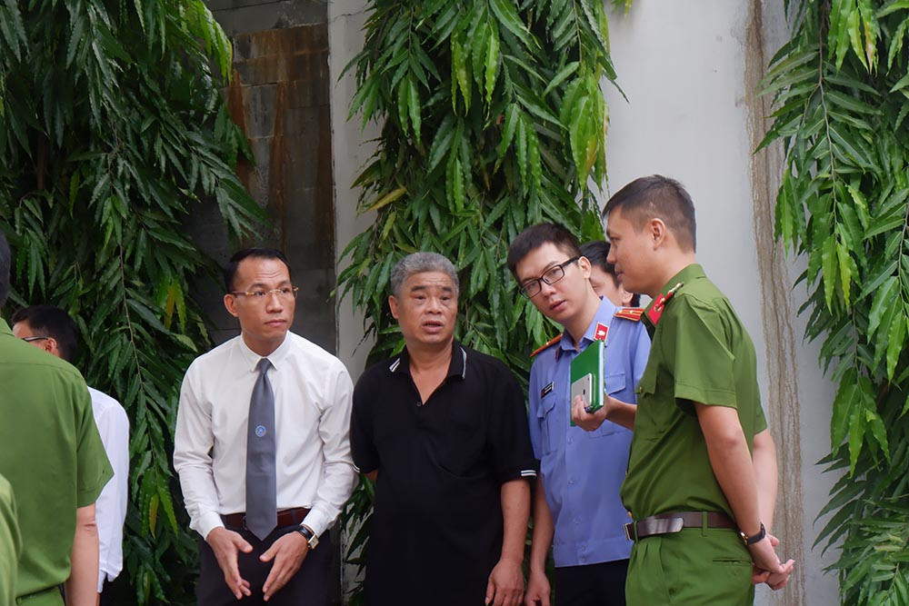 Ông Phiến đang trình bày lại những gì đã diễn ra hôm xảy ra sự việc.