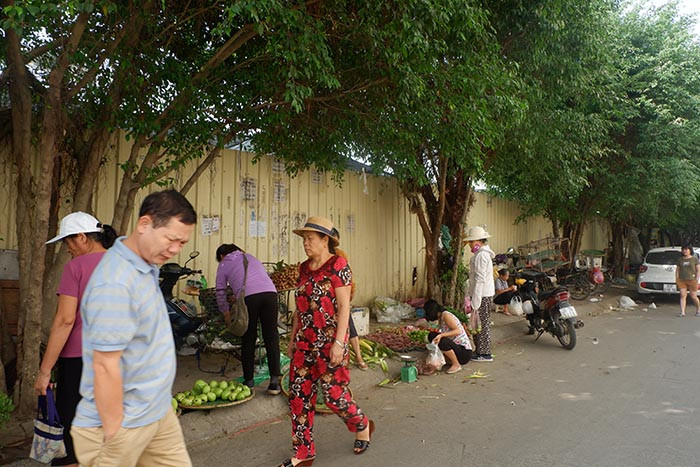 Tình trạng chợ cóc hay các ki ốt lấn chiếm hành lang quang khu bán đảo Linh Đàm thuộc phường Hoàng Liệt (Hoàng Mai, Hà Nội) không phải mới diễn ra. Thực trạng này đã kéo dài từ rất lâu nhưng không thấy cơ quan chức năng xử lý, trong khi người dân bức xúc không biết kêu ai.