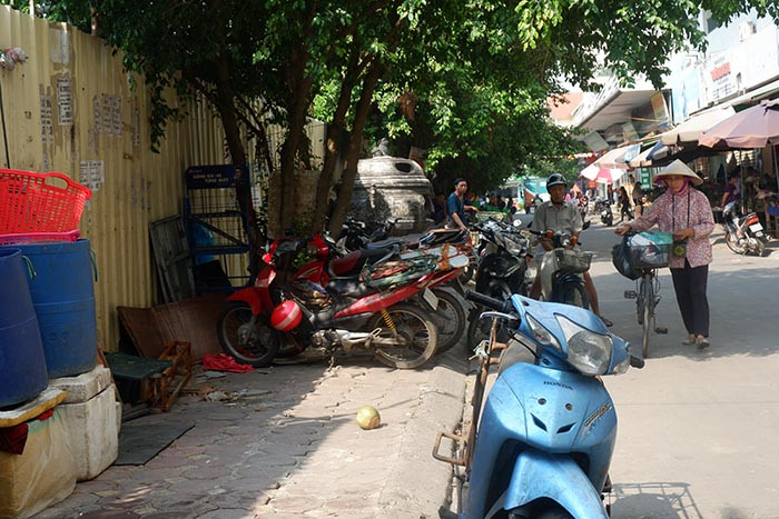 Vỉa hè bị chiếm dụng làm nơi để xe.