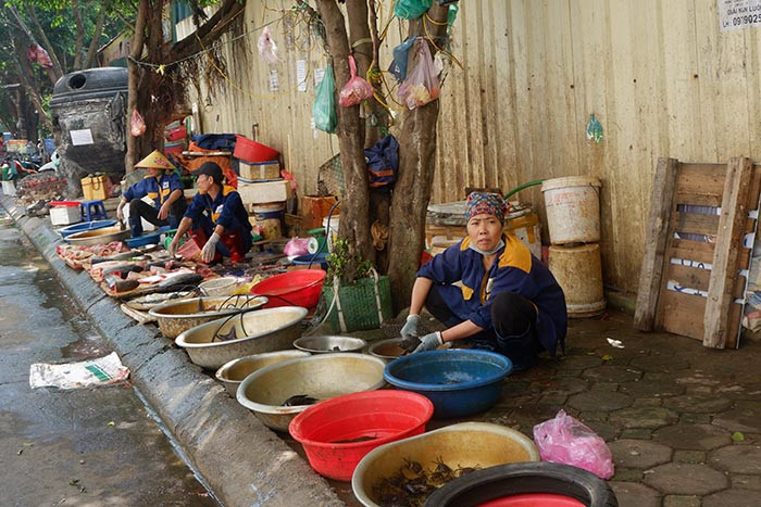 Theo quan sát của PV, các quầy bán thực phẩm tươi sống vô tư xả thẳng nước thải ra vỉa hè, xuống lòng đường. Nhiều người khi đi qua đoạn đường này phải bịt mũi vì mùi hôi thối.