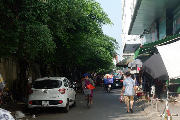 Vào những buổi chiều tan tầm, cảnh mua bán đông đúc diễn ra, xe cộ chiếm hết lề đường làm ảnh hưởng đến giao thông, đi lại của người dân.
