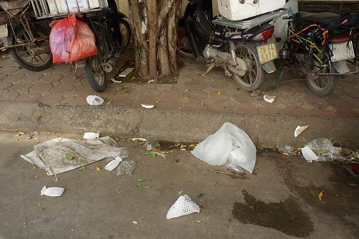 Rác, nước thải tràn ra đường hôi thối. Vào những giờ cao điểm ùn tắc khủng khiếp.