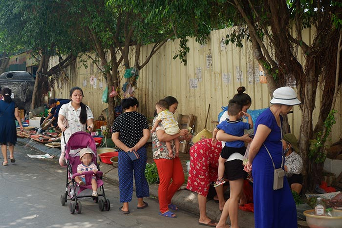 Tại khu vực này xuất hiện một khu chợ cóc, mặc dù tại đó có biển cấm họp chợ. Mặc biển cấm, tiểu thương thì cứ buôn bán ngang nhiên.