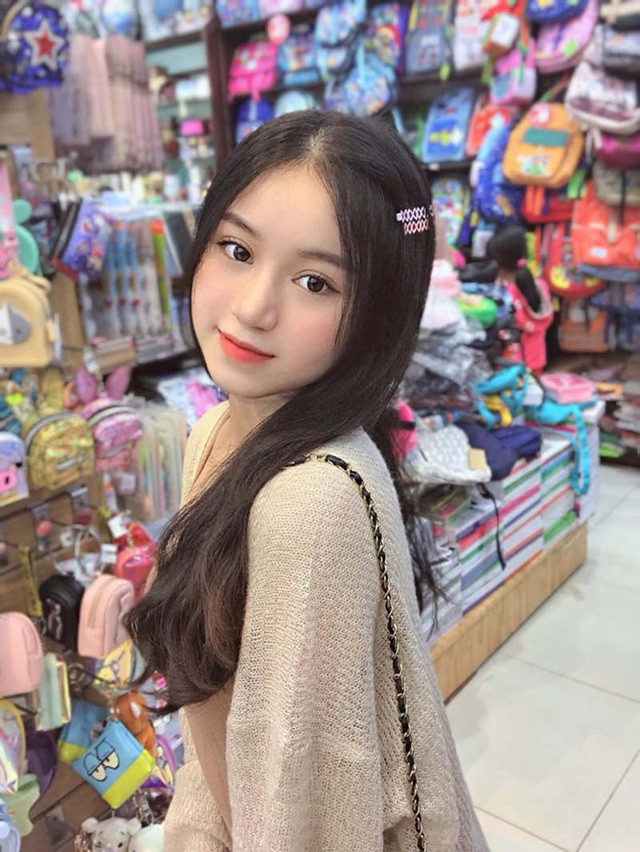 Năm nay Kim Oanh là học sinh cuối cấp nên Oanh muốn tập trung hết toàn bộ thời gian cho việc học. Cô gái này tâm sự: “Hiện tại em không có ý định tham gia bất cứ cuộc thi nhan sắc hay nghệ thuật nào, bởi năm cuối cấp rất quan trọng, có nhiều cuộc thi quan trọng đang đợi em phía trước nữa. Em muốn tập trung vào việc học để đạt kết quả tốt”.