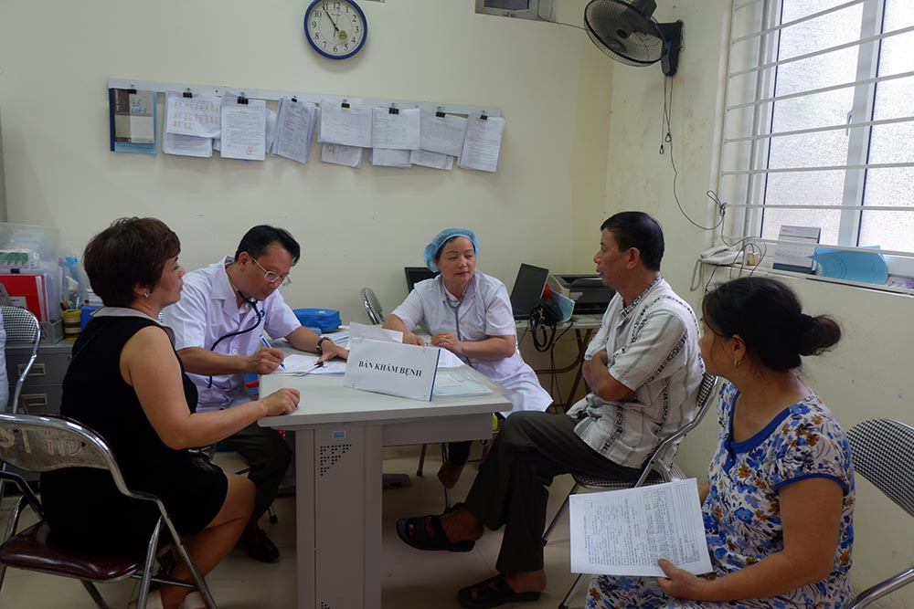 Nhiều người cho biết, sau khi xảy ra vụ cháy, thì họ có cùng chung 1 triệu chứng đó là đau rát cổ họng, khó thở.